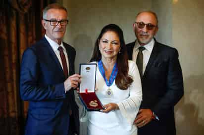 Ceremonia.  El ministro de Cultura José Guirao, Gloria Estefan y su esposo Emilio  durante la entrega.(ARCHIVO)