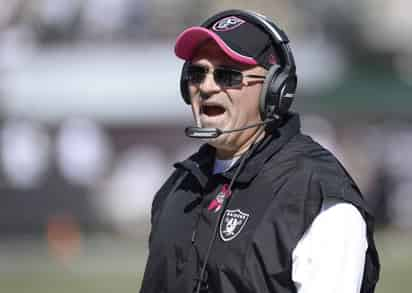 Tony Sparano también fue entrenador en jefe de los Raiders de Oakland en la NFL. Sparano murió de mal cardiaco