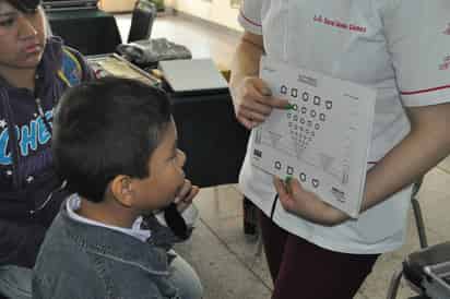 Niños. Manejan programas de mejora de visión, pero también buscan atender las necesidades de personas en situaciones difíciles. (EL SIGLO DE TORREÓN)