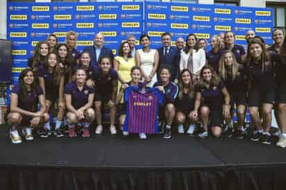 Jugadoras muestran la playera azulgrana durante el acuerdo. Barsa femenino logra su primer patrocinador. (ARCHIVO)