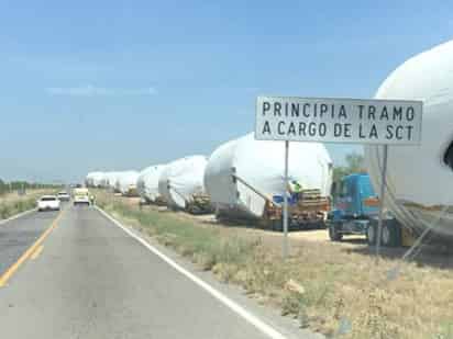 Los tanques fueron trasladados por carretera, generando una gran expectación entre los usuarios de las carreteras federales número 2.
