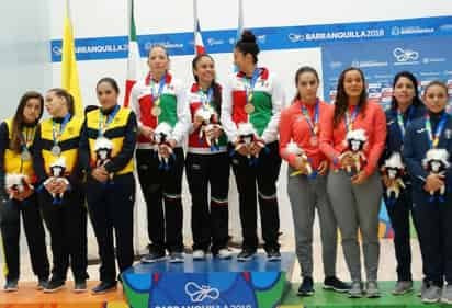 El equipo femenil de raquetbol durante la premiación de ayer, donde conquistaron la medalla de oro. (Notimex)