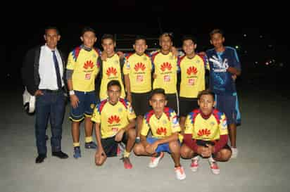 Los campeones del torneo local posaron orgullosos para la fotografía. América FC se corona en torneo de Línea Verde