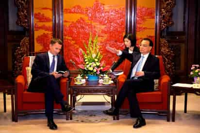 Británico.  El primer ministro chino, Li Keqiang (d), y el ministro de Asuntos Exteriores británico, Jeremy Hunt (i), durante su reunión en el complejo de Zhongnanhai en Pekín (China). (EL UNIVERSAL)