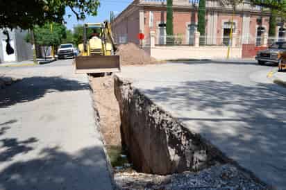 Trabajos. Dependencias retoman la obra de introducción de drenaje en las calles Zaragoza y Morelos en la zona Centro de Lerdo.