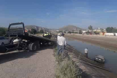 Localizados. Autoridades sacan dos unidades de las aguas del canal del Sacramento de Gómez Palacio. (EL SIGLO DE TORREÓN)