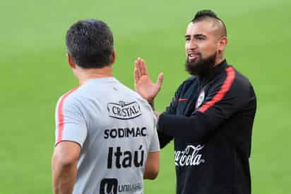 El centrocampista chileno Arturo Vidal en un entrenamiento con su selección en junio pasado. (EFE)