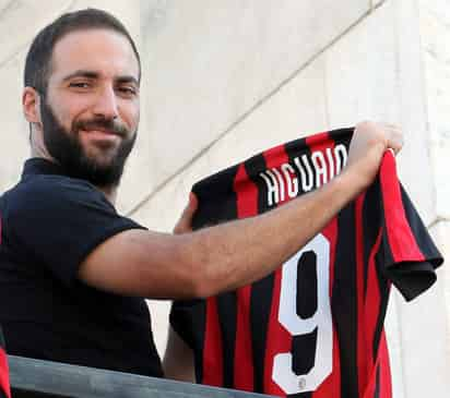 El nuevo jugador del AC Milán, el delantero argentino Gonzalo Higuaín, saluda a los aficionados en la Plaza del Duomo, Milán. (EFE)