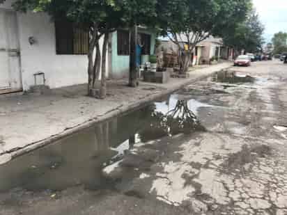 Bloqueo. Vecinos piden solución al brote de aguas negras. (EL SIGLO DE TORREÓN)
