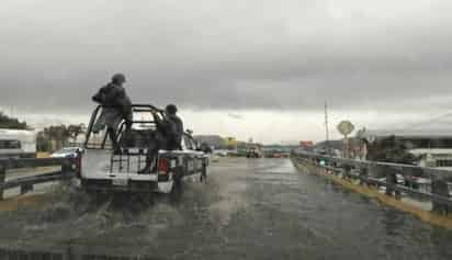 La Secretaría de Protección Civil del estado informó que la tormenta tropical Ileana, que fue absorbido por las bandas nubosas del huracán John, dejó a su paso por las costas de Guerrero derrumbes en el tramo carretero federal Acapulco-Chilpancingo. (TWITTER)