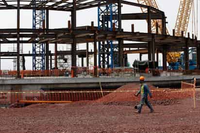 La menor canalización de recursos para obras, infraestructura o bienes de capital desinfló la inversión pública en el gasto total, al reducirse de 23.4% al inicio del sexenio de Peña Nieto a sólo 16.9% el presente año, el nivel más bajo desde 2007. (ARCHIVO)