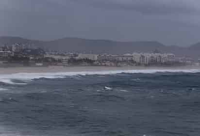 El Consejo Estatal de Protección Civil determinó suspender por efectos del huracán John, los cursos propedéuticos para alumnos de nuevo ingreso a bachillerato y clases para estudiantes de educación superior, en el municipio de Los Cabos. (EFE)