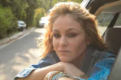 Simulación. En el video Paulina Rubio muere asfixiada dentro de una camioneta por un golpe de calor. (ESPECIAL)