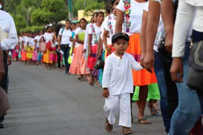  En México, 71.9% de la población indígena, que incluye a 8.3 millones de personas, se encontraba en situación de pobreza en 2016, advirtió el Consejo Nacional de Evaluación de la Política de Desarrollo Social (Coneval), que añadió que ese sector registra rezagos importantes. (ARCHIVO)