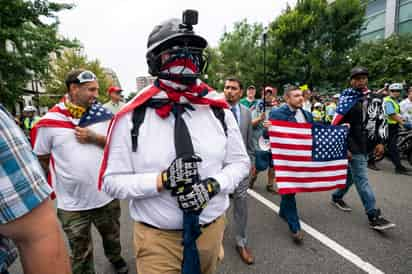 Pocos. Sólo 20 supremacistas se unieron a la marcha ‘Unir a la derecha’ ayer en Washington. (EFE)