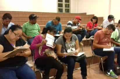 Mano de obra. Iniciaron con entrevistas a hombres y mujeres en el auditorio municipal. (EL SIGLO DE TORREÓN/ROBERTO ITURRIAGA)