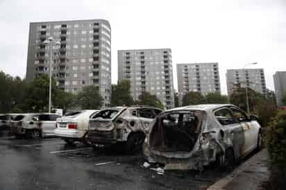 Episodio organizado. En distintas ciudades de Suecia se registraron actos de vandalismo contra automóviles. (EFE)