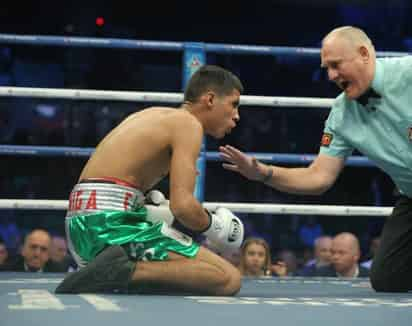 El púgil acuñense escucha la cuenta de protección del tercero sobre la superficie, el belga Daniel Van de Wiele. (Cortesía RCC Boxing Promotions)