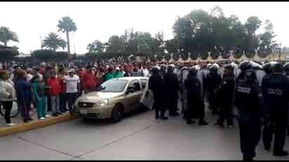 Policías estatales implementaron un operativo para catear viviendas donde almacenaban pirotecnia de manera clandestina, lo que inconformó a pobladores de este municipio, que lanzaron cohetones en protesta. (TWITTER)