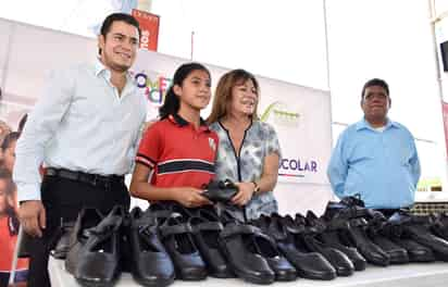 Programa. Inició la entrega gratuita de calzado escolar; la alcaldesa Leticia Herrera acudió al ejido Pastor Rouaix. (CORTESÍA)