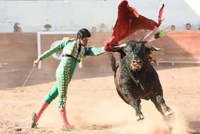 Francisco Javier 'Calita' brilló ante su segundo enemigo, al cual le cortó dos orejas.