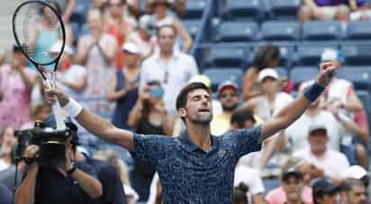 Djokovic inició bien el partido y aunque en el segundo set se le complicó y lo perdió, en los dos últimos juegos supo recomponer el camino y llevarse la victoria. (EFE)