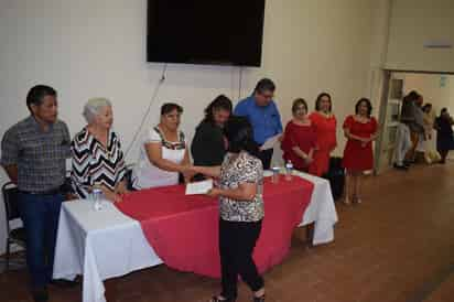 Constancia. Las mujeres recibieron la constancia que las acredita como estilistas. (EL SIGLO DE TORREÓN)