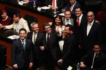 Ayer se celebró la Sesión Constitutiva de la LXIV Legislatura del Senado de la República y de la Cámara de Diputados del Congreso de la Unión. En la imagen, los presidentes de las bancadas de senadores, Damián Zepeda del PAN; Miguel Ángel Mancera del PRD; Ricardo Monreal de Morena; Sasil de León del PES;Miguel Ángel Osorio Chong del PRI; Manuel Velasco del PVEM; Dante Delgado, de Movimiento Ciudadano. (EL UNIVERSAL)