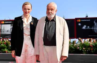 En competencia. La actriz Maxine Peake y el director Mike Leigh asistieron a la proyección de la cinta Peterloo. (EFE)