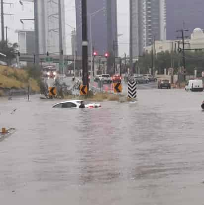 La lluvia causó daños y caos vial. (TWITTER) 