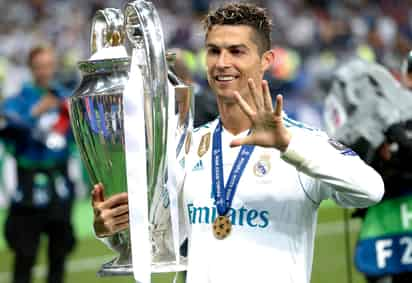 El portugués Cristiano Ronaldo, entonces con el Real Madrid, posa con el trofeo tras conquistar la Liga de Campeones con el club español.