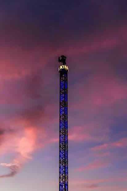 Vigilan. Protección Civil vigila funcionamiento de juegos mecánicos, especialmente la torre. (CORTESÍA)