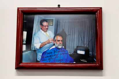 Además de que los senadores verán reducida su dieta, apoyos legislativos y no gozaran de un automóvil, seguro de gastos médicos mayores y de retiro, entre otros privilegios, ahora tendrán que pagar de su cartera su corte de cabello. (EL UNIVERSAL)