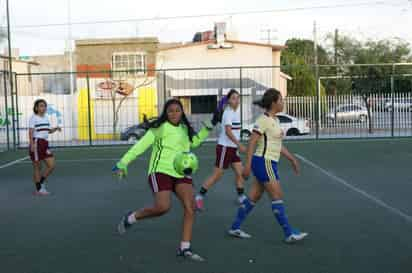 En Línea Verde, las clases serán de lunes a jueves en la cancha número 3, de las 17:30 a las 19:00 horas para todas las categorías. (EL SIGLO DE TORREÓN)