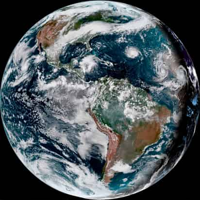 Rumbo. Esta imagen mejorada de satélite proporcionada por NOAA muestra el huracán 'Florence', tercero desde la derecha, en el océano Atlántico ayer. (AP)