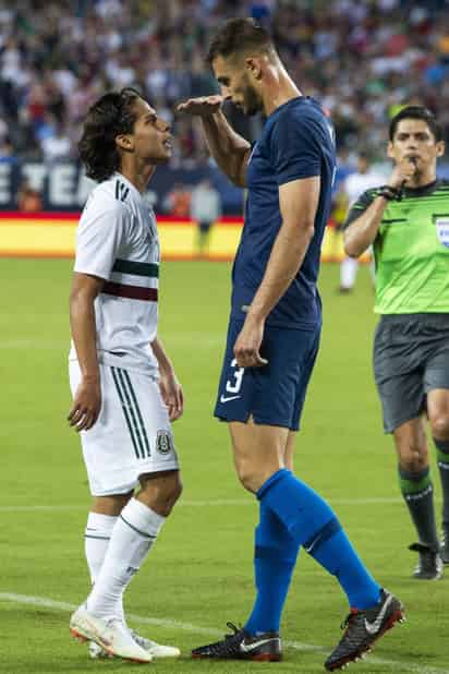 Matt Miazga (d) se burló de la estatura de Diego Lainez durante el juego del martes entre México y los Estados Unidos. (Especial)