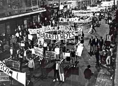 El silencio en la marcha fue estricto, continuó el cronista. Y la ciudad se volcó en su ruta. Eran ellos, los muchachos contra el sistema. (EL UNIVERSAL)