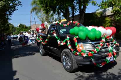 Desfile. En Lerdo, el desfile se realiza a las 4 de la tarde partiendo del parque Victoria y tomando la avenida Sarabia. (EL SIGLO DE TORREÓN)