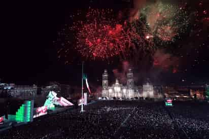 Familias enteras acuden a las plazas y centros principales de las ciudades, así como a los edificios de ayuntamientos para conmemorar un aniversario más del Grito de Independencia. (ARCHIVO)