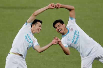 Hirving Lozano (i) y Érick Gutiérrez celebran luego del segundo tanto del 'Chucky' en el juego, que lo hizo tras gran pase del 'Guti'.