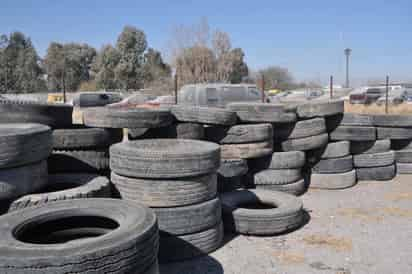 Ecológico. Es grave el problema del desecho de llantas. Ahora buscan su transformación en materiales de uso básico. (ARCHIVO)