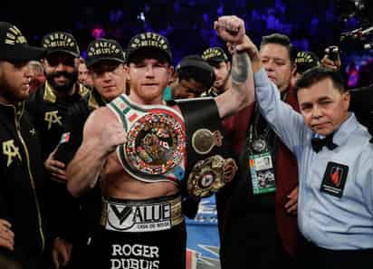 Saúl 'Canelo' Álvarez se impuso el sábado en una polémica decisión mayoritaria a Gennady Golovkin para arrebatarle al kazajo los títulos de peso medio de la AMB y el CMB.