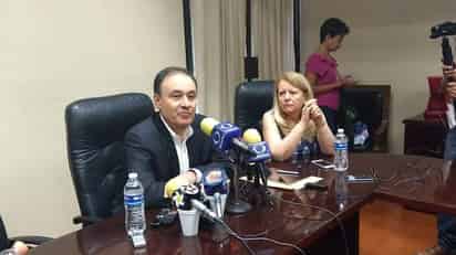 Revisan temas. Alfonso Durazo acudió al Foro Escucha Saltillo.