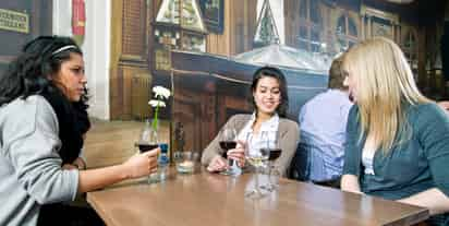 Durante la prueba, los participantes que tomaron una copa de alcohol resultaron con mejor dominio en el examen oral. (ARCHIVO)