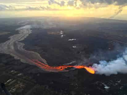 El Kilauea ha estado activo durante décadas, pero la erupción que comenzó en mayo ha transformado tanto al parque, como al litoral que lo rodea. (ARCHIVO)