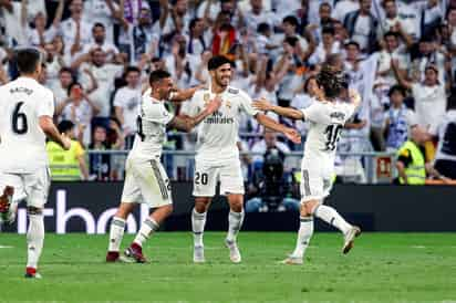 El volante del Real Madrid Marco Asensio (2d) celebra su gol, ante el Espanyol en el Santiago Bernabéu.