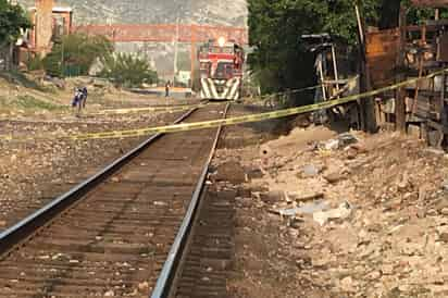 Fallecido. El hombre se encontraba tendido en el suelo a un costado de las vías del ferrocarril.