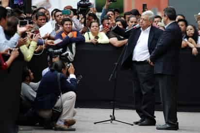 En materia de drogas se analizará todo, incluso la regulación, afirmó el presidente electo, Andrés Manuel López Obrador, quien sostuvo que se tiene que parar la guerra contra el narco, que ha producido dolor y muerte. (NOTIMEX)