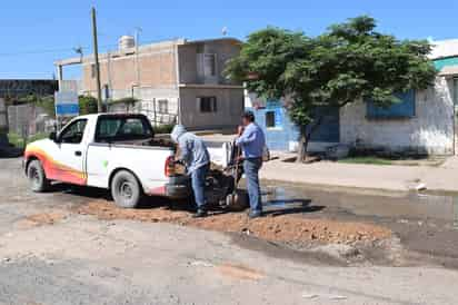 Trabajos. Las cuadrillas de trabajadores colocan asfalto en las calles que se dañaron con la lluvia. (EL SIGLO DE TORREÓN)