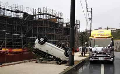 Saldo. El tifón Trami dejó 2 muertos y más de 150 heridos. (EFE)